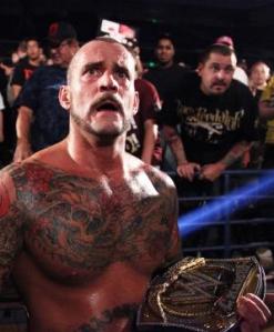CM Punk attacca un fan sul finale di RAW