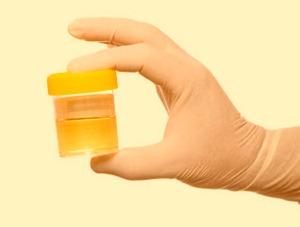 Nasconde bottiglia di urina nella vagina per passare il test anti-droga. Ma l’urina contiene droga…