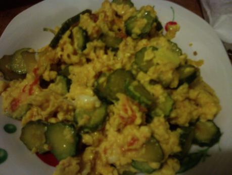 Uova strapazze e zucchine Uova strapazze e zucchine