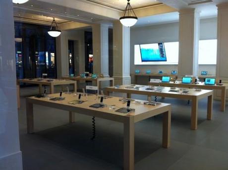 Foto interne dell’Apple Store di Torino