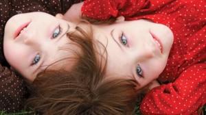 Il video delle due gemelle unite per la testa: messaggio agli abortisti
