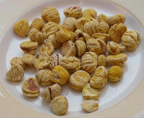Castagne secche Salutiamoci, accantoalcamino, con qualche castagna secca e una poesia d’amore … Per me …