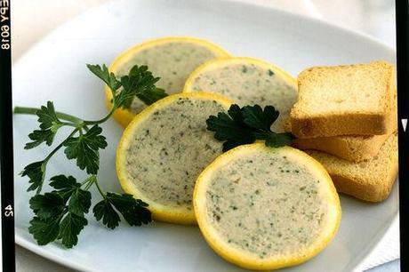 Limoni farciti al patè di tonno http://ricette.donnamoderna.com/var/ezflow_site/storage/images/media/images/ricette-importate/contorno/contorni-di-frutta/limoni-farciti-al-pate-di-tonno/piatto-pronto-limoni-prezzemolo-crostini-piatto-quadrato/22040581-1-ita-IT/piatto-pronto-limoni-prezzemolo-crostini-piatto-quadrato_dettaglio_ricette_slider_grande3.jpg