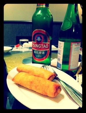 birra Tsingtao e spring rolls