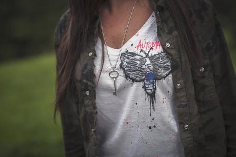 Smilingischic dettagli outfit tee shirt Automa Style collana tiffany ciondolo chiave The desire to hide, to be camouflaged
