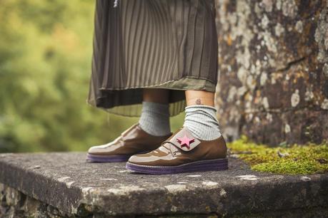 Smilingischic dettagli outfit, scarpe con stella fucsia, Mauro Leone, calzettoni con stringate The desire to hide, to be camouflaged