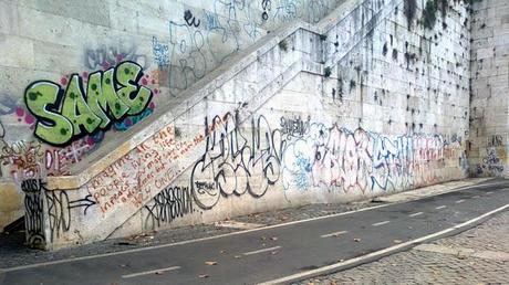 LUNGOTEVERE DEGLI ORRORI: ECCO A VOI L'AGGHIACCIANTE STATO DI DEGRADO IN CUI VERSA IL LUNGOFIUME ROMANO NEL BEL MEZZO DELLA CITTA' STORICA! ALLUCINANTE