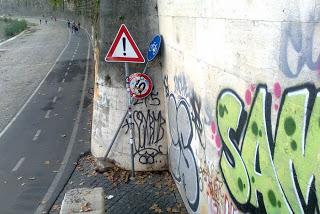 LUNGOTEVERE DEGLI ORRORI: ECCO A VOI L'AGGHIACCIANTE STATO DI DEGRADO IN CUI VERSA IL LUNGOFIUME ROMANO NEL BEL MEZZO DELLA CITTA' STORICA! ALLUCINANTE