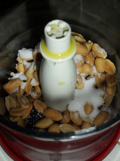 mettete-gli-arachidi-nel-frullatore-insieme-a-zucchero-e-olio