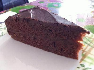 Torta al cacao con marmellata di pesche e ganache di cioccolato fondente