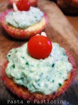 CUPCAKES SALATI AL PARMIGIANO CON FROSTING AL PESTO