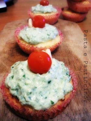 CUPCAKES SALATI AL PARMIGIANO CON FROSTING AL PESTO