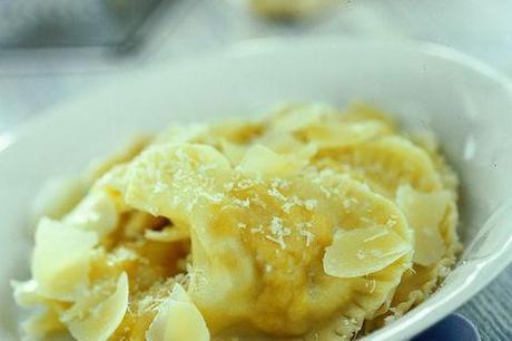 Ravioli poveri http://ricette.donnamoderna.com/var/ezflow_site/storage/images/media/images/ricette-importate/primo/pasta-ripiena/ravioli-poveri/piatto-pronto/32259791-1-ita-IT/piatto-pronto_dettaglio_ricette_slider_grande3.jpg