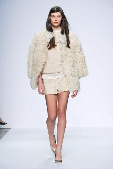 Normaluisa-Fall-Winter-2012-13-01_main_image_defile Di rosa e di grigio