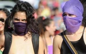 Argentina: isteriche femministe attaccano la cattedrale e i cattolici