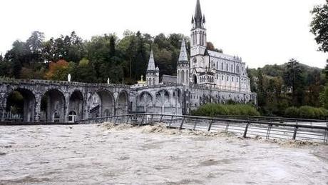 http://www.nodeju.com/wp-content/uploads/2012/10/lourdes-flooded-basilica.jpg