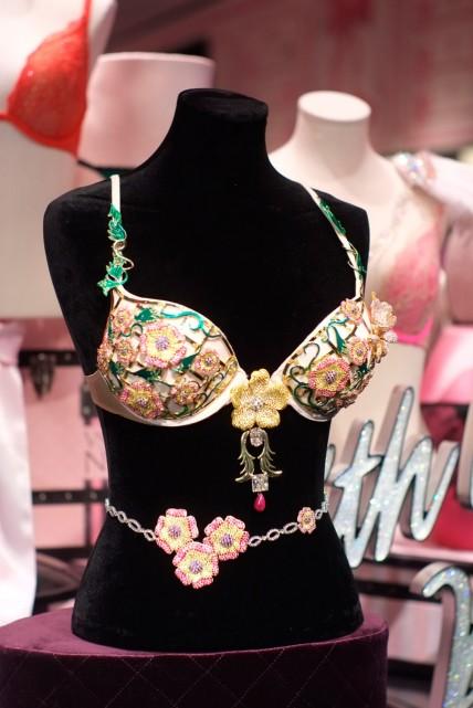 NEWS | Alessandra Ambrosio presenta il Floral Fantasy Bra da 2,5 milioni di dollari di Victoria's Secret