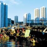 Hong Kong: nuotatori gareggiano nel porto inquinato, fra loro anche un 78enne