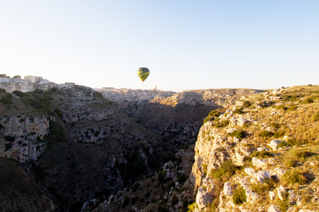 Nella foto (Associazione Murgiamadre), una mongolfiera in volo sulla Gravina di Matera