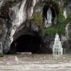 Lourdes allagata, forza simbolica della speranza