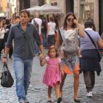 Alessio Vinci con la famiglia passeggia per le vie di Roma02