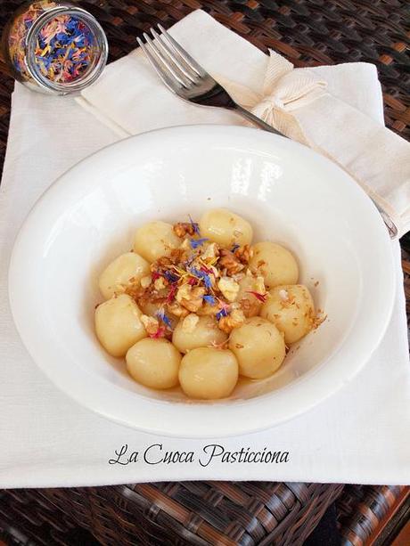 Perle di patate ripiene di Sbrinz e Gruyere al profumo di miele e noci