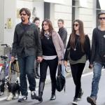 Valerio Staffelli shopping a Milano con la famiglia02