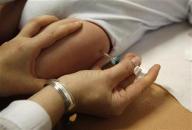 Un'infermiera vaccina un bambino. REUTERS/Ina Fassbender