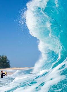 Shorebreak, la potenza delle onde hawaiane fotografate dal loro interno