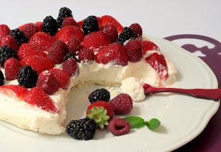 TORTA FREDDA ALLO YOGURT E FRUTTI DI BOSCO