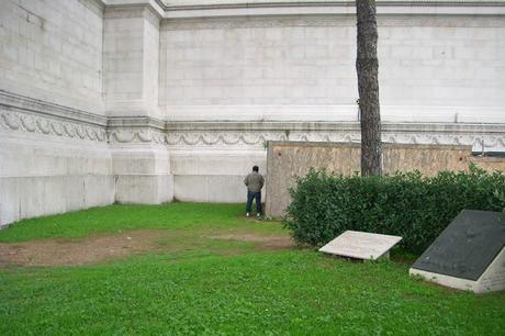 PISCIARE SULL'ALTARE DELLA PATRIA, ALLA LUCE DEL SOLE, COME SE NIENTE FOSSE. A QUESTO SIAMO ARRIVATI. A ROMA SI PUO' PISCIARE SULL'ALTARE DELLA PATRIA, ALLA LUCE DEL SOLE, COME SE NIENTE FOSSE. A QUESTO SIAMO ARRIVATI. A ROMA SI PUO'