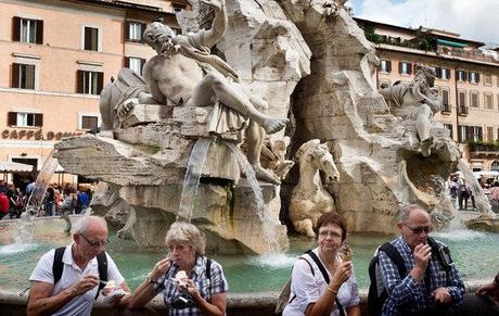 RASSEGNA STAMPA SETTIMANALE: ANCHE IL NEW YORK TIMES CI PRENDE PER IL CULO! IL PROBLEMA DI ROMA? LA PIZZA E IL GELATO!