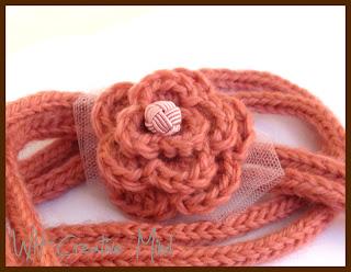 I-cord necklace: collana con tubolare lavorato a maglia e fiore all'uncinetto