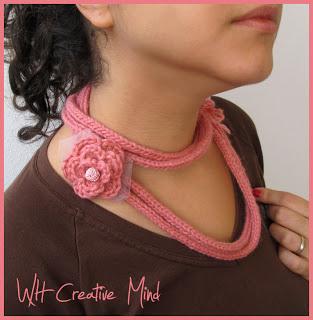 I-cord necklace: collana con tubolare lavorato a maglia e fiore all'uncinetto