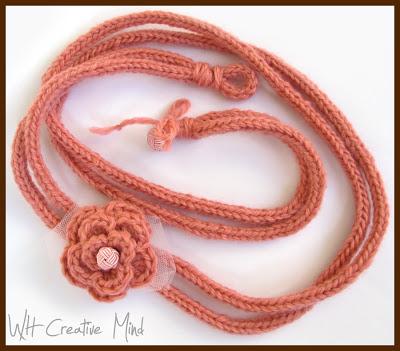 I-cord necklace: collana con tubolare lavorato a maglia e fiore all'uncinetto