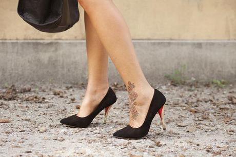 Smilingischic, dettaglio scarpe con tacco oro Zara We all need a little color