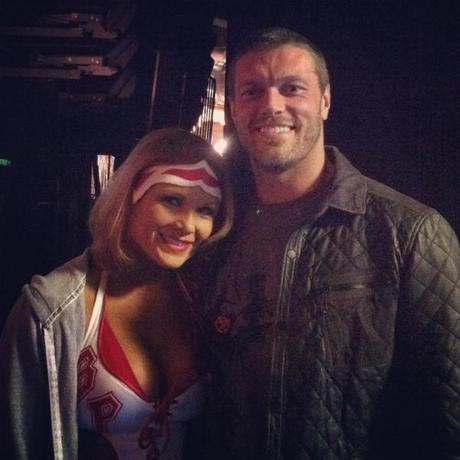 Edge accompagna Beth Phoenix sul ring per l’ultima volta