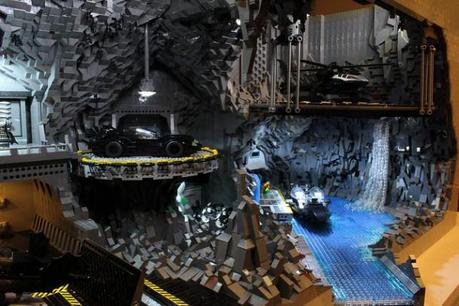 Una ricostruzione epica della BatCaverna fatta con i mattoncini LEGO