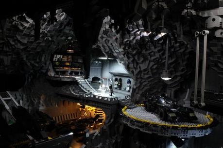 Una ricostruzione epica della BatCaverna fatta con i mattoncini LEGO