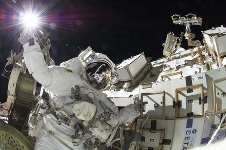 Astronauta_al_lavoro_sulla_stazione_spaziale_internazionale