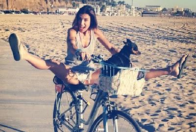 Elisabetta Canalis in bici a Los Angeles...very sexy!