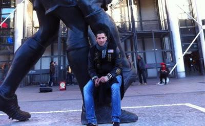 Materazzi visita la statua delle testata di Zidane a Parigi