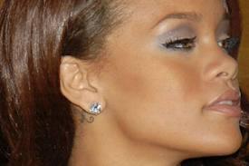 TUTTI I TATUAGGI DI RIHANNA LA FAMOSA CANTANTE TUTTI I TATUAGGI DI RIHANNA LA FAMOSA CANTANTE