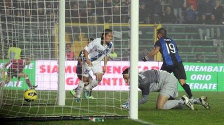 Serie A 12^Giornata: l’Atalanta batte l’Inter, la Lazio supera la Roma sotto il nubifragio, Napoli e Fiorentina su, Milan giù