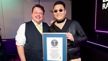 Gangnam Style: Guinness World Records e flash mob