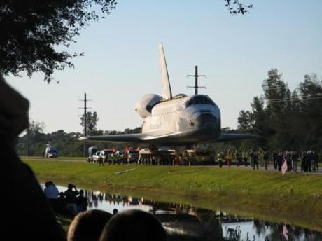 Lo Space Shuttle Atlantis arriva al Kennedy Space Center Visitor Complex