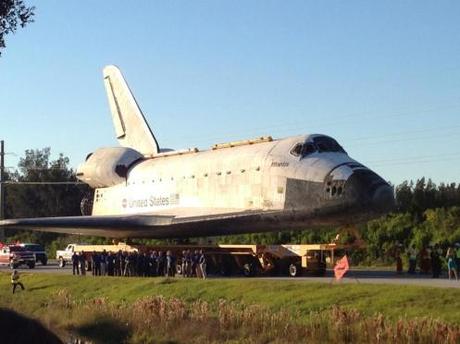 Lo Space Shuttle Atlantis arriva al Kennedy Space Center Visitor Complex