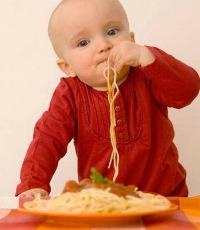 bambina mangia spaghetti rid