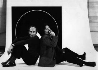 Eugenio Carmi et Pierre Restany devant une oeuvre exposée au Musée d’Art Moderne de la Ville de Paris, 1971, Photo Lorenzo Capellini