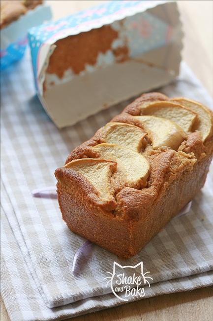 Apples, dates and cinnamon loaves